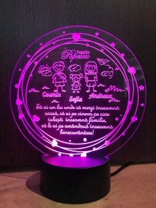 Cadou personalizat Trofeu LED – Cadou de familie