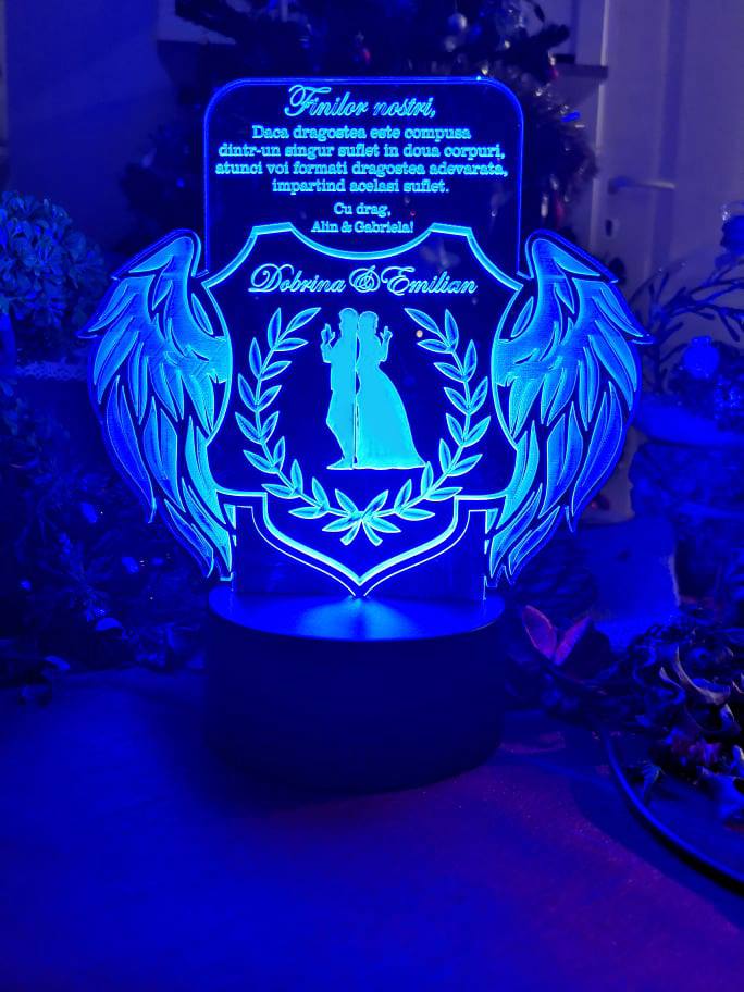 Cadou personalizat Trofeu LED cu aripi pentru fini