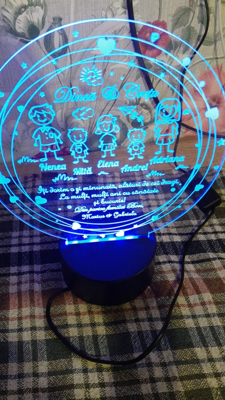 Fotografie reală cu „Cadou personalizat Trofeu LED – Cadou de familie”, trimisă în recenzia #405082