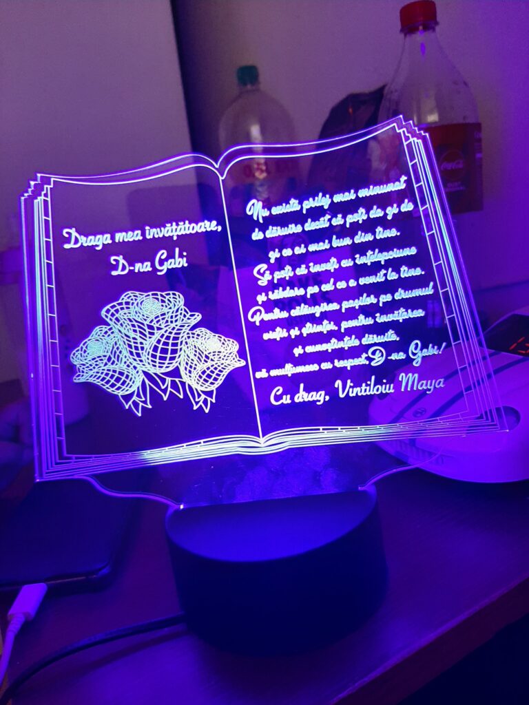 Fotografie reală cu „Cadou personalizat Trofeu LED - Pentru fini- Carticica”, trimisă în recenzia #402689