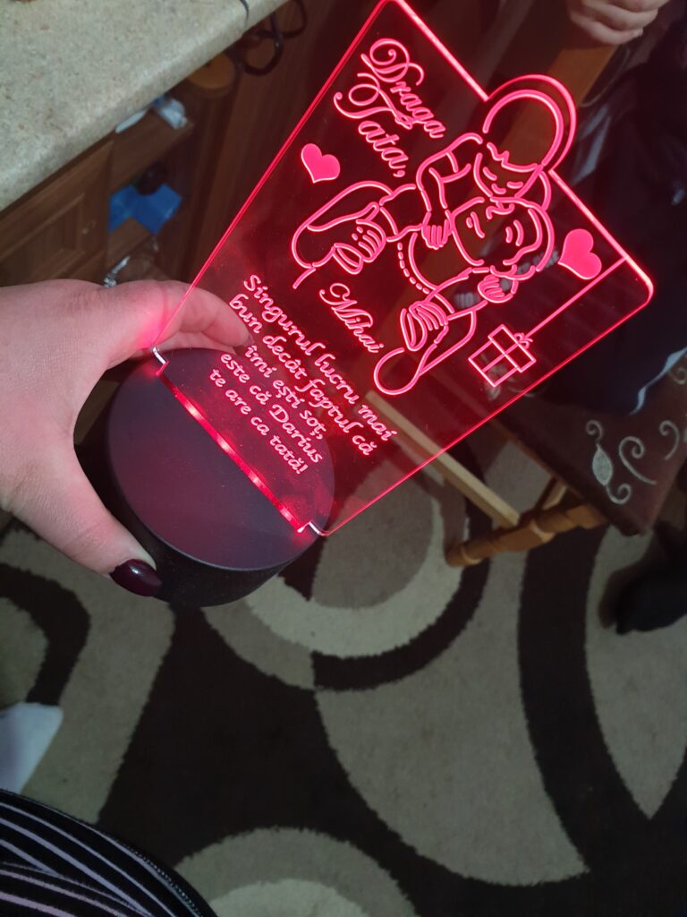 Fotografie reală cu „Cadou personalizat Trofeu LED - Eroul meu tata”, trimisă în recenzia #402674