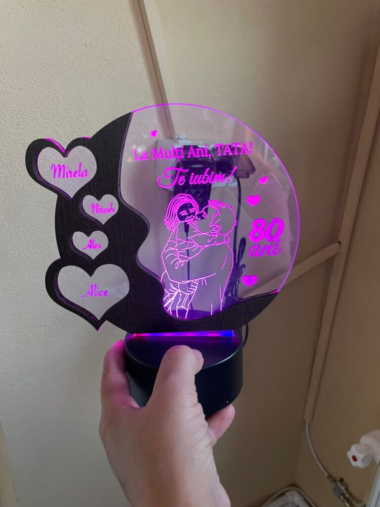 Fotografie reală cu „Cadou personalizat Trofeu LED – Familia mea”, trimisă în recenzia #425129