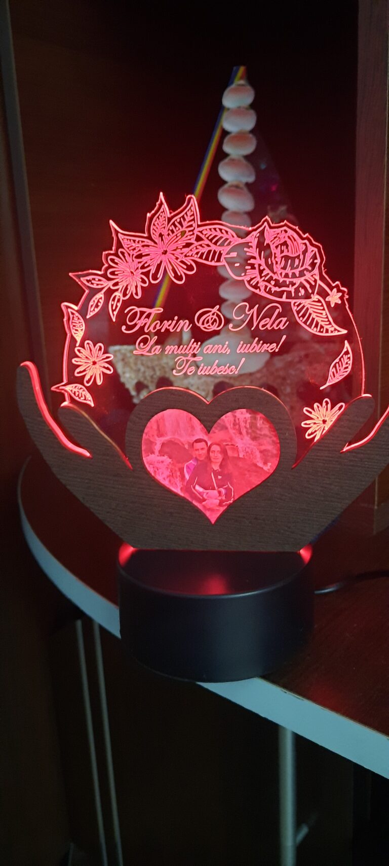 Fotografie reală cu „Trofeu pentru persoana iubita – LED multicolor si poza”, trimisă în recenzia #473527