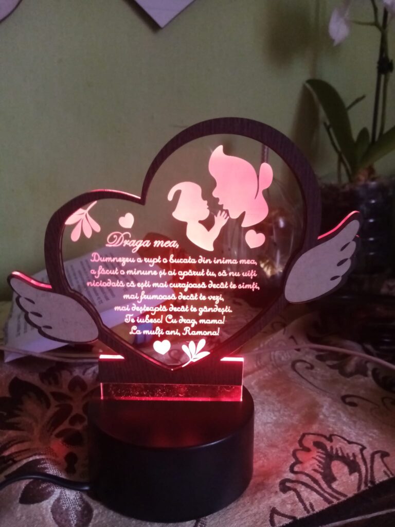 Fotografie reală cu „Cadou personalizat Trofeu LED - Pentru mama Model 2”, trimisă în recenzia #476167