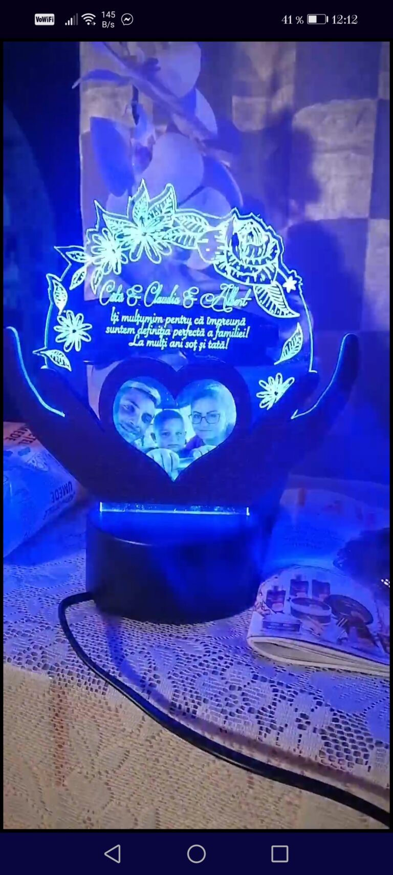 Fotografie reală cu „Trofeu pentru persoana iubita – LED multicolor si poza”, trimisă în recenzia #480540