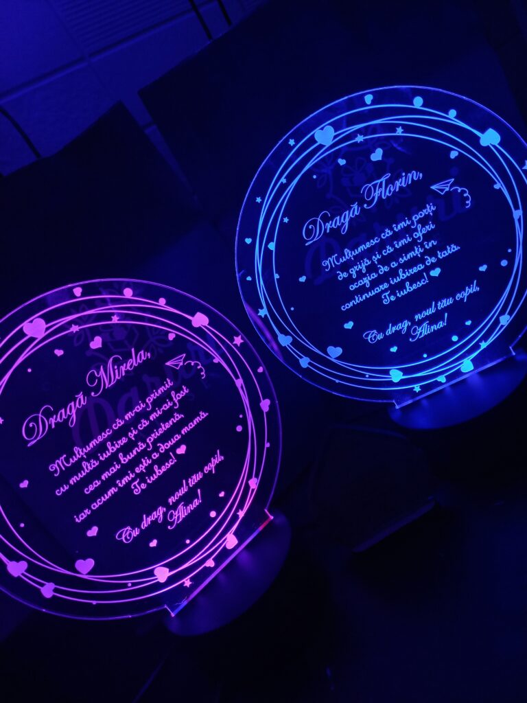 Fotografie reală cu „Cadou personalizat Trofeu LED – Cadou de familie”, trimisă în recenzia #505714