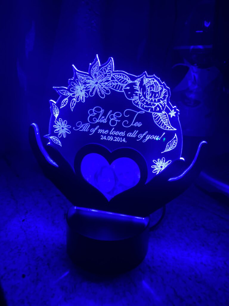 Fotografie reală cu „Trofeu pentru persoana iubita – LED multicolor si poza”, trimisă în recenzia #505670