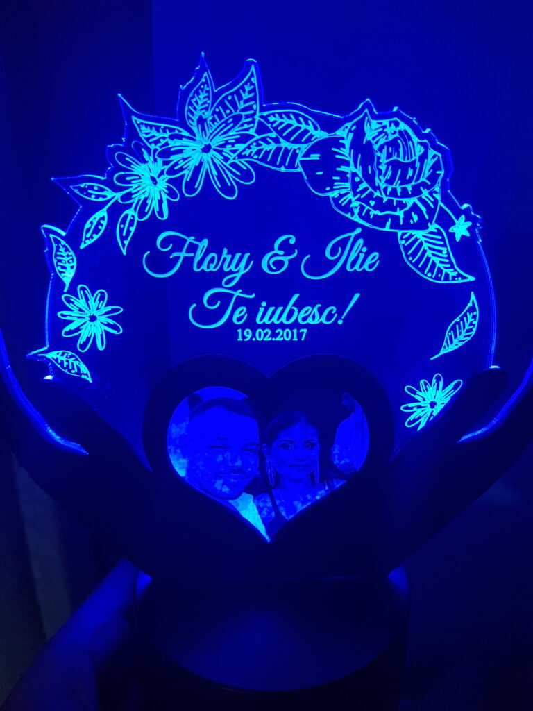 Fotografie reală cu „Trofeu pentru persoana iubita – LED multicolor si poza”, trimisă în recenzia #520749