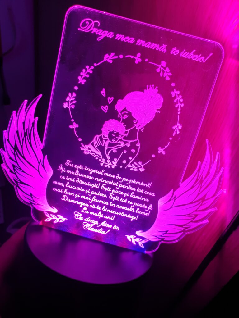 Fotografie reală cu „Cadou personalizat Trofeu LED - Pentru mama Model 1”, trimisă în recenzia #514965