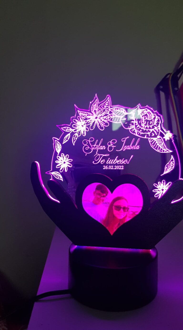 Fotografie reală cu „Trofeu pentru persoana iubita – LED multicolor si poza”, trimisă în recenzia #511320