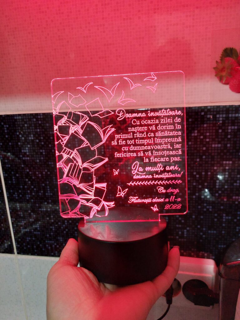 Fotografie reală cu „Cadou personalizat Trofeu LED - Special pentru Educatoare - Model 4”, trimisă în recenzia #534450