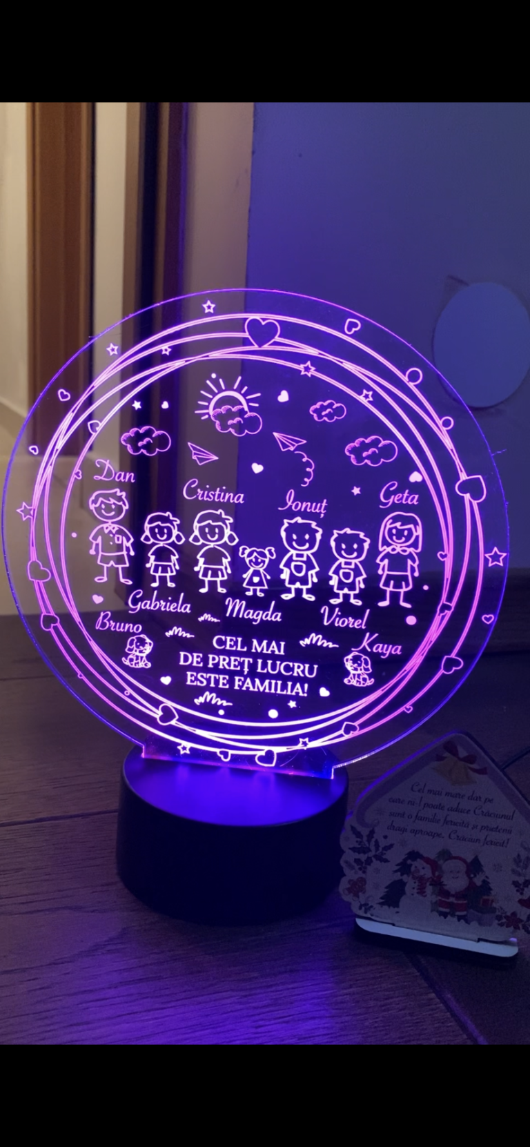 Fotografie reală cu „Cadou personalizat Trofeu LED – Cadou de familie”, trimisă în recenzia #555781