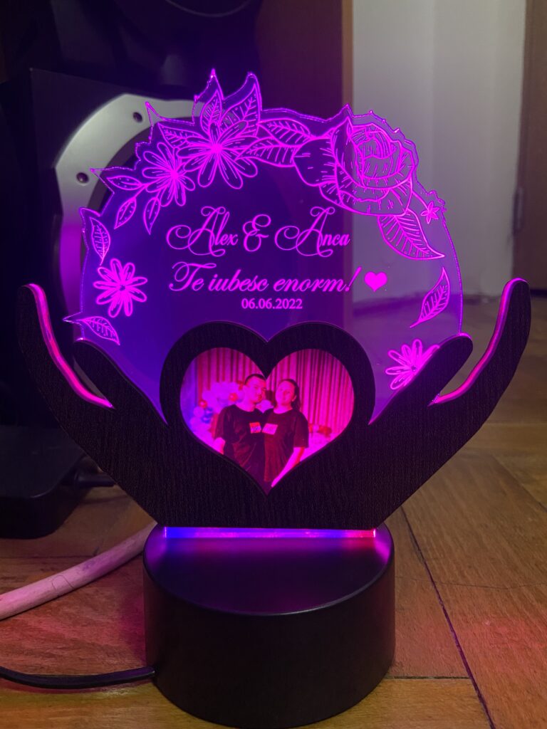 Fotografie reală cu „Trofeu pentru persoana iubita – LED multicolor si poza”, trimisă în recenzia #589216