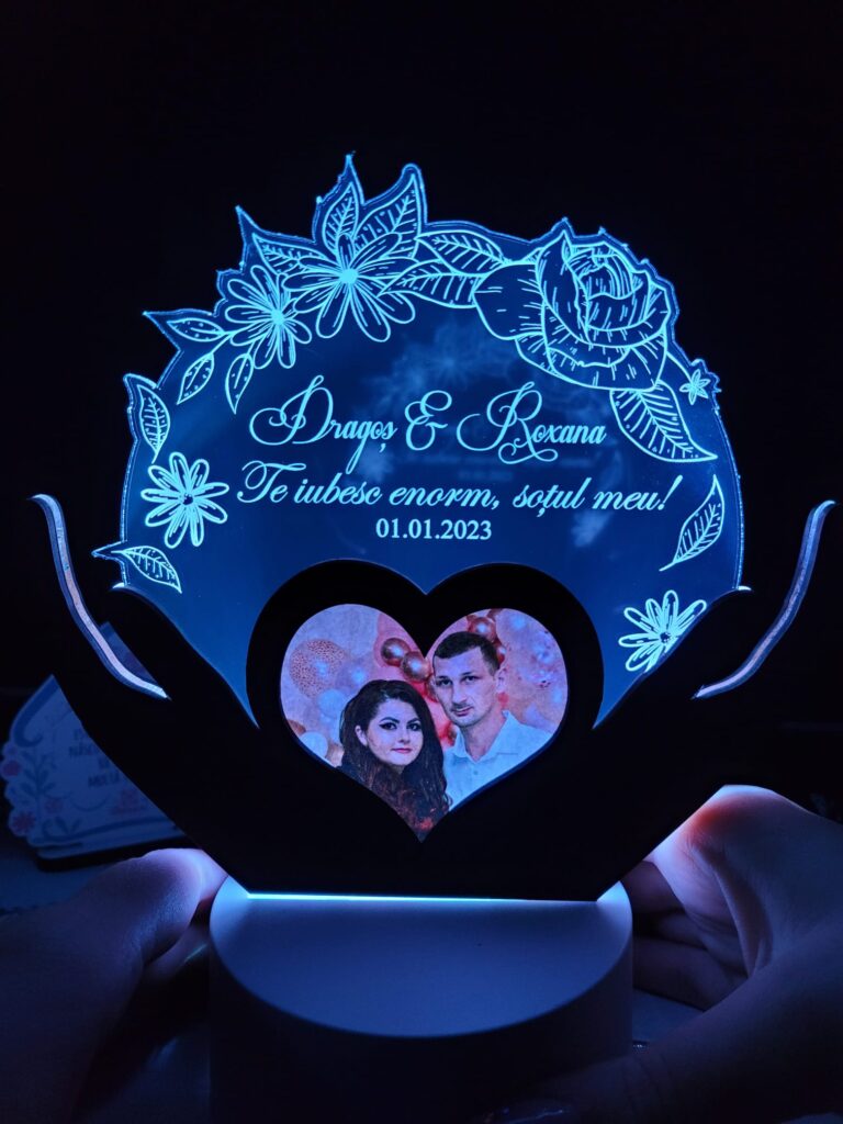 Fotografie reală cu „Trofeu pentru persoana iubita – LED multicolor si poza”, trimisă în recenzia #583433