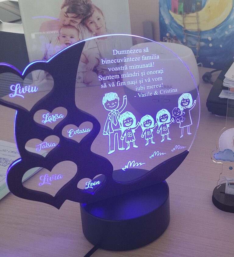 Fotografie reală cu „Cadou personalizat Trofeu LED – Familia mea”, trimisă în recenzia #617561