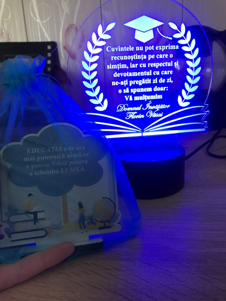 Fotografie reală cu „Cadou personalizat Trofeu LED - Profesor Model 2”, trimisă în recenzia #632509