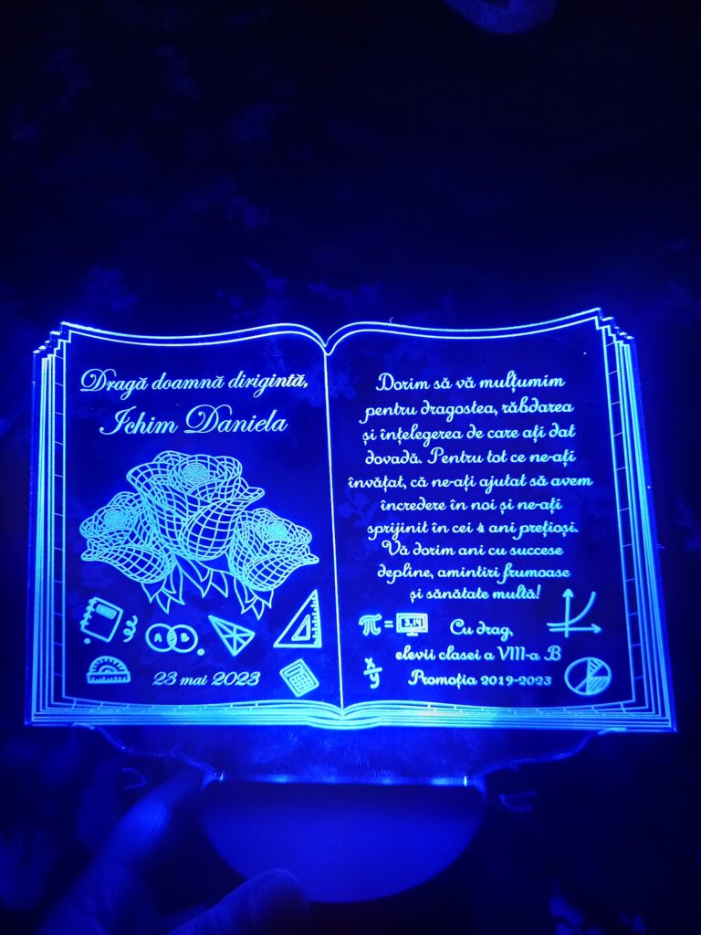 Fotografie reală cu „Cadou personalizat Trofeu LED - Pentru fini- Carticica”, trimisă în recenzia #650784
