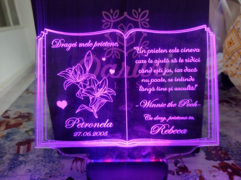 Fotografie reală cu „Cadou personalizat Trofeu LED - Pentru fini- Carticica”, trimisă în recenzia #676902