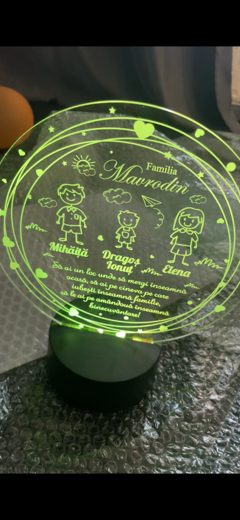 Fotografie reală cu „Cadou personalizat Trofeu LED – Cadou de familie”, trimisă în recenzia #801029