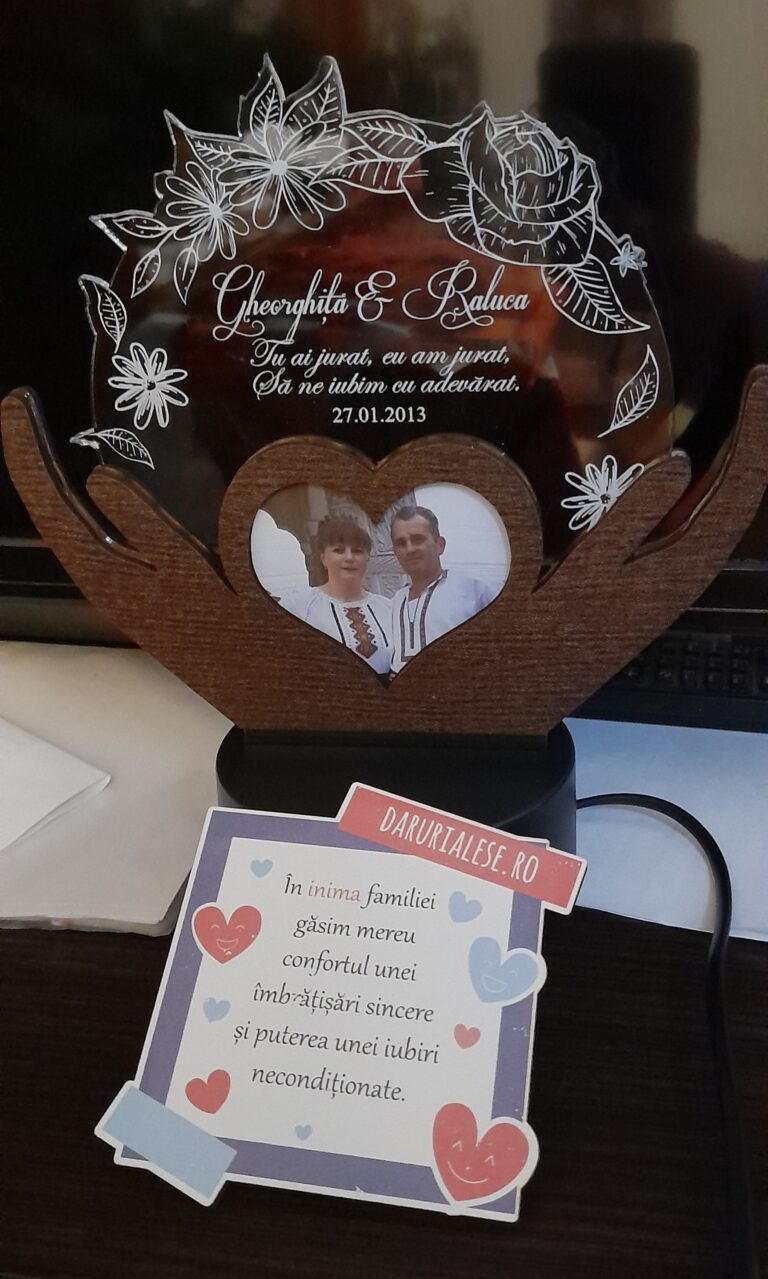 Fotografie reală cu „Trofeu pentru persoana iubita – LED multicolor si poza”, trimisă în recenzia #847223