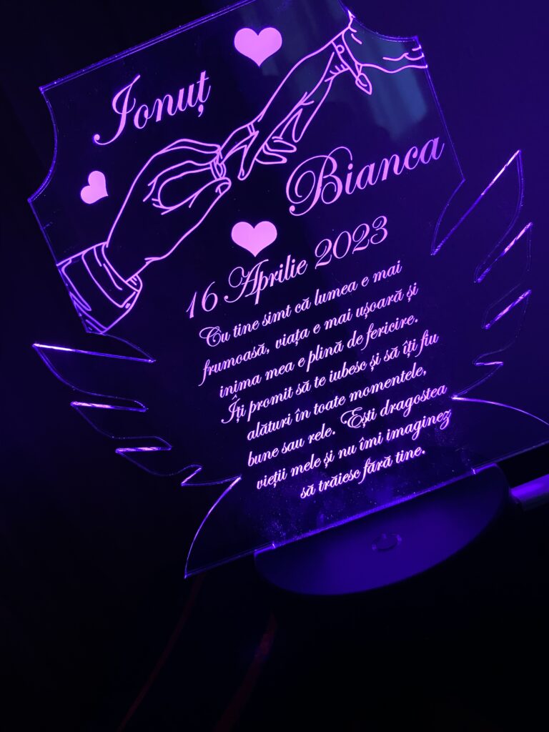 Fotografie reală cu „Cadou personalizat Trofeu LED - Pentru cuplu”, trimisă în recenzia #862967
