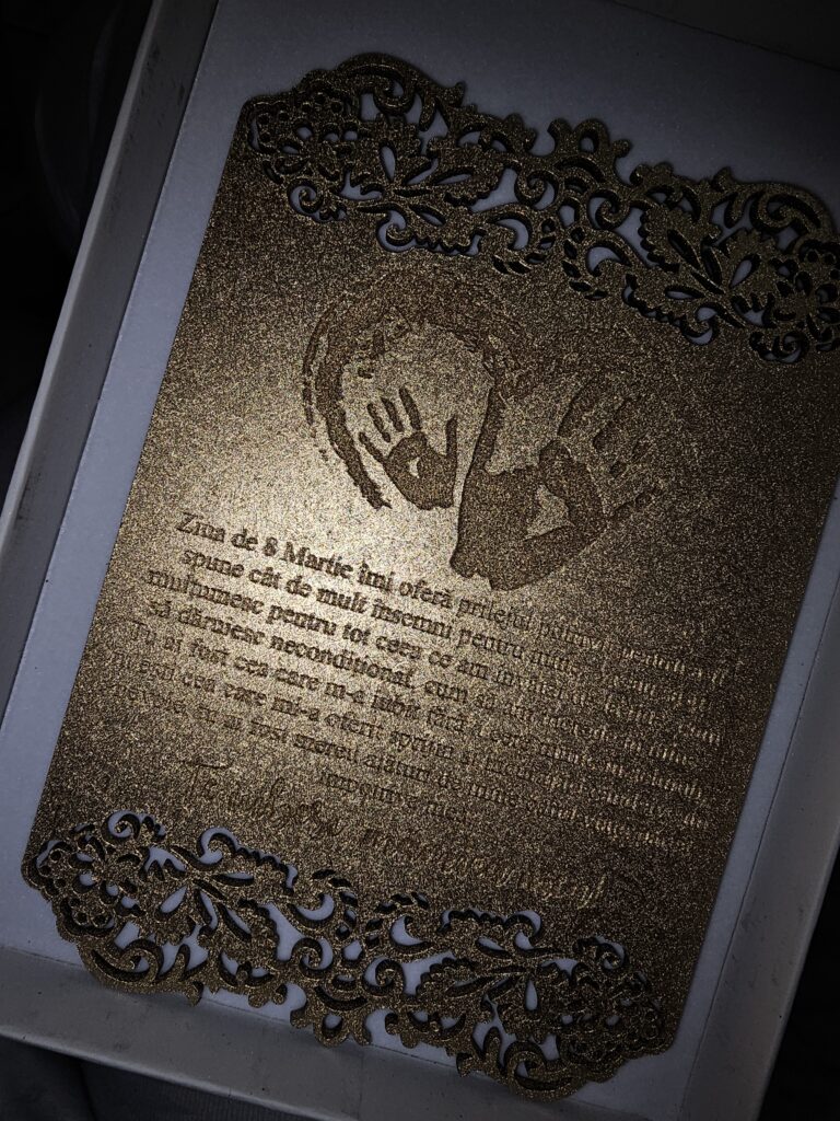 Fotografie reală cu „Felicitare din lemn personalizata - Mana mamei”, trimisă în recenzia #883836