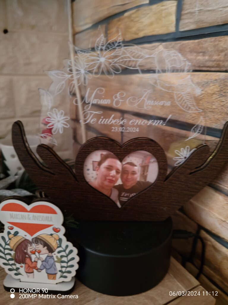 Fotografie reală cu „Trofeu pentru persoana iubita – LED multicolor si poza”, trimisă în recenzia #882738