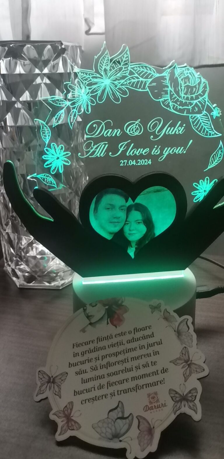 Fotografie reală cu „Trofeu pentru persoana iubita – LED multicolor si poza”, trimisă în recenzia #908078