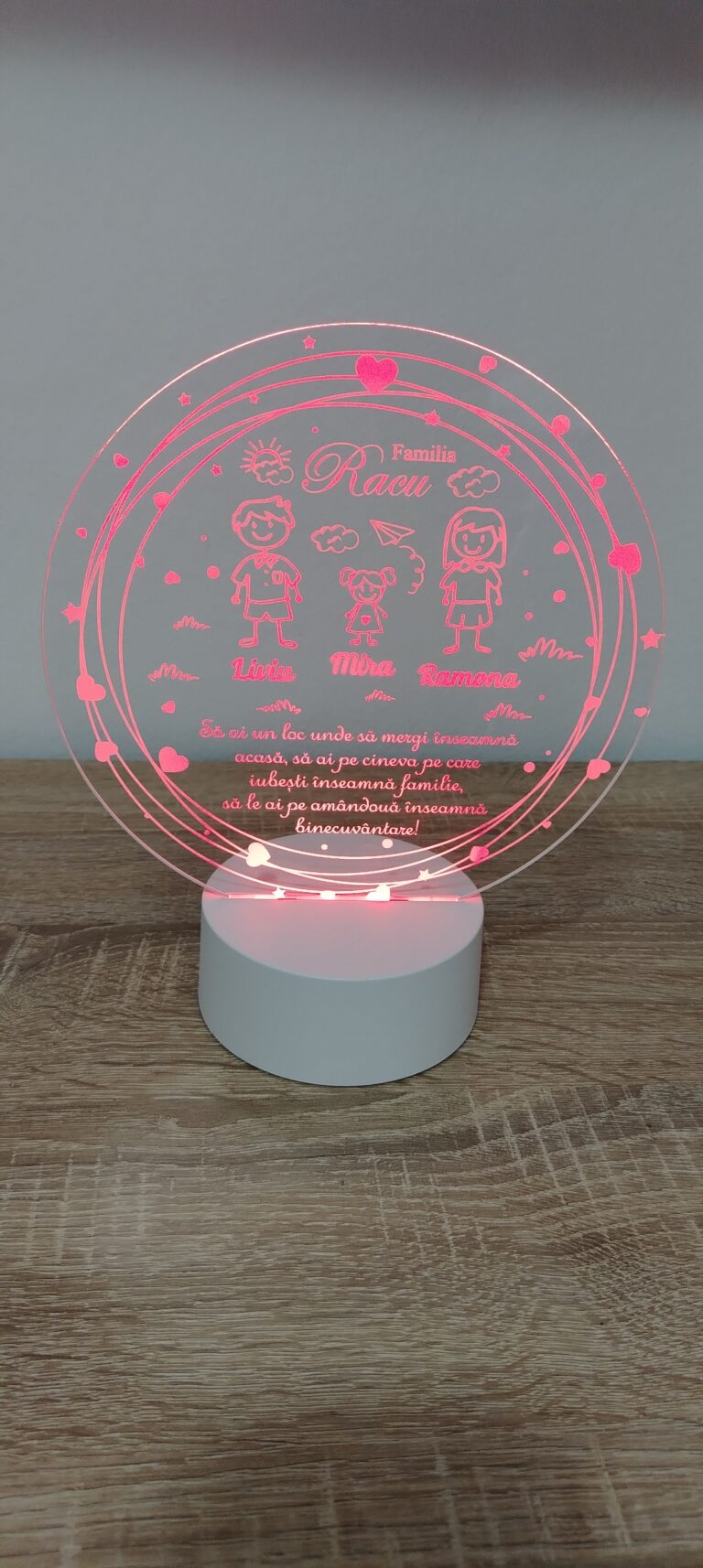 Fotografie reală cu „Cadou personalizat Trofeu LED – Cadou de familie”, trimisă în recenzia #918932