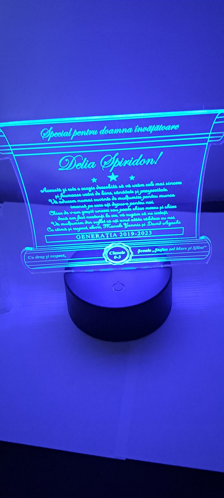 Fotografie reală cu „Cadou personalizat Trofeu LED - Pergament - Diriginta -  Model 6”, trimisă în recenzia #940524