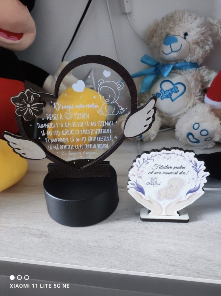 Fotografie reală cu „Cadou personalizat Trofeu LED – Inimioara pentru nasii de botez”, trimisă în recenzia #944474