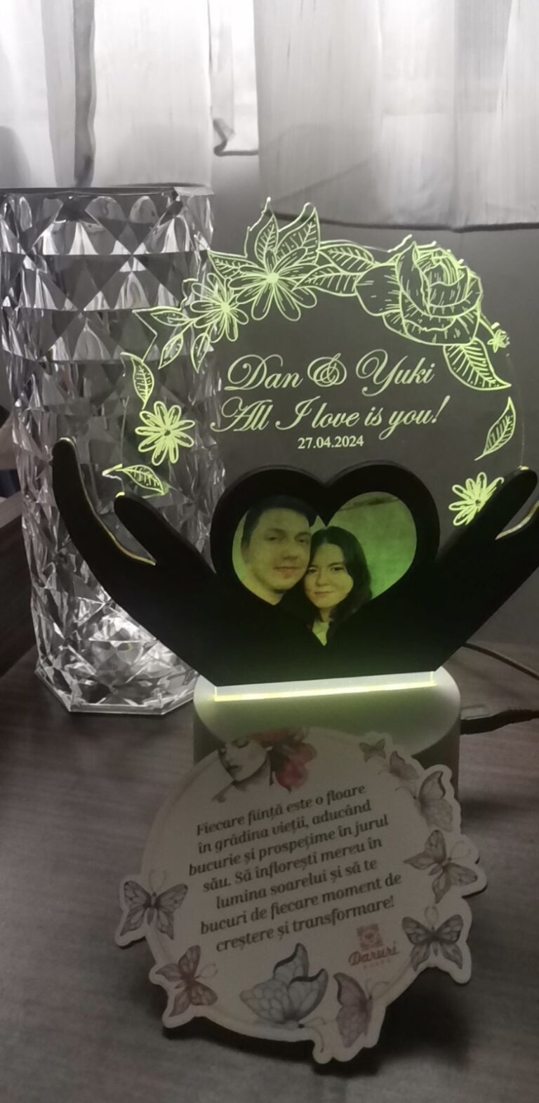 Fotografie reală cu „Trofeu pentru persoana iubita – LED multicolor si poza”, trimisă în recenzia #944509