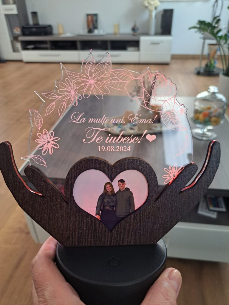 Fotografie reală cu „Trofeu pentru persoana iubita – LED multicolor si poza”, trimisă în recenzia #985688