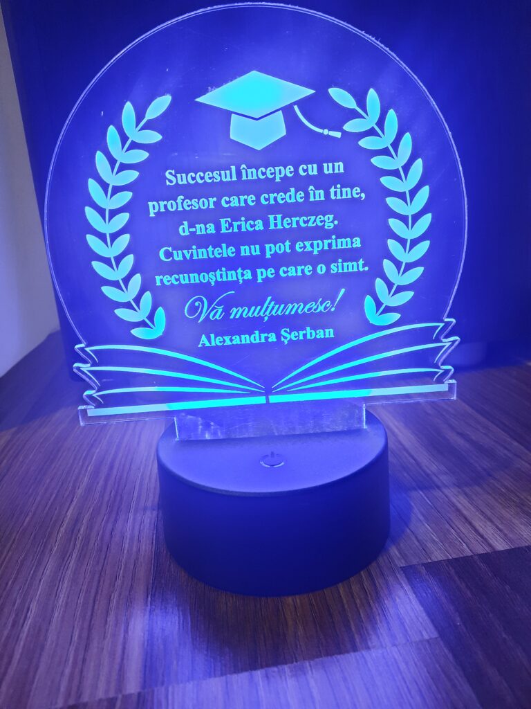 Fotografie reală cu „Cadou personalizat Trofeu LED - Diriginta Model Universal”, trimisă în recenzia #999038