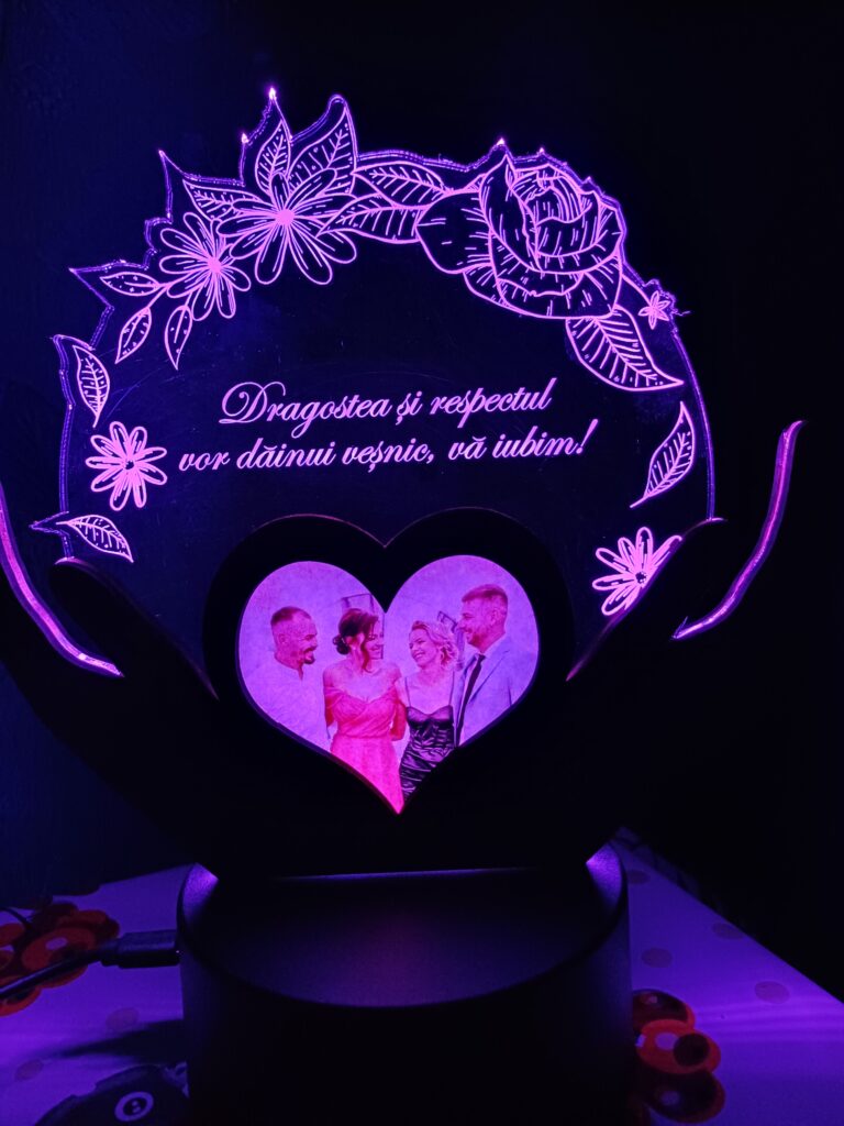 Fotografie reală cu „Trofeu pentru persoana iubita – LED multicolor si poza”, trimisă în recenzia #1059762