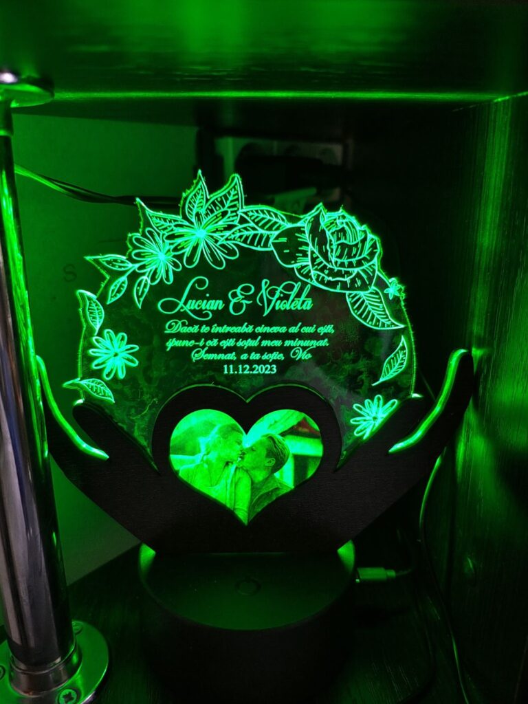 Fotografie reală cu „Trofeu pentru persoana iubita – LED multicolor si poza”, trimisă în recenzia #1091818