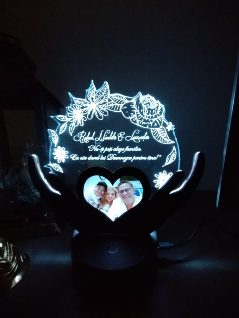 Fotografie reală cu „Trofeu pentru persoana iubita – LED multicolor si poza”, trimisă în recenzia #1091753