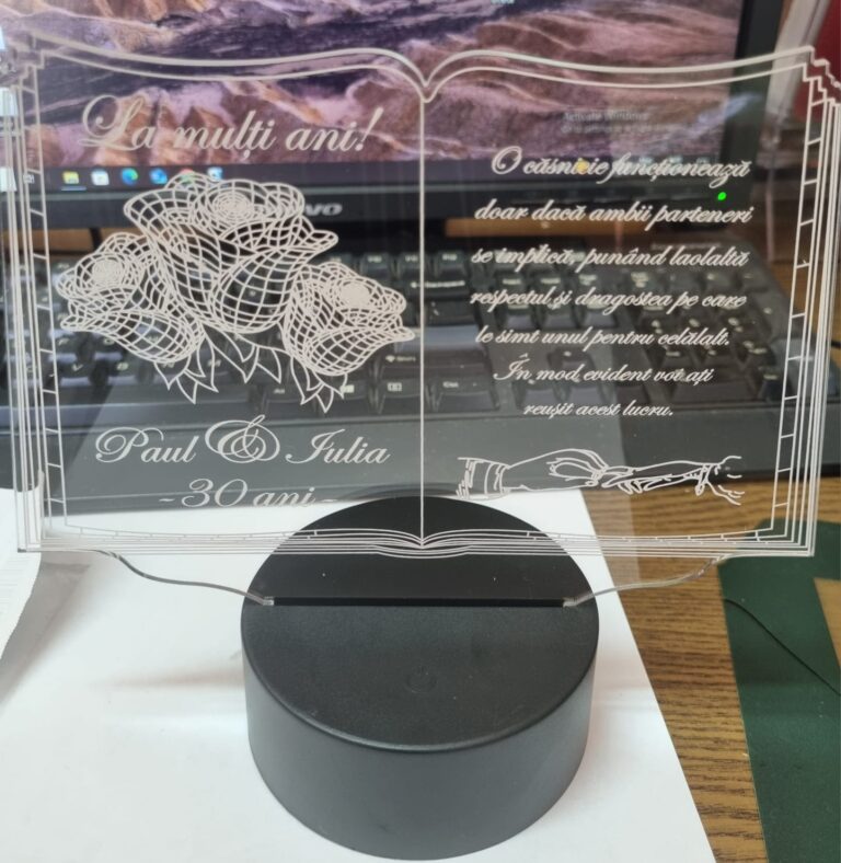Fotografie reală cu „Cadou personalizat Trofeu LED - Pentru fini- Carticica”, trimisă în recenzia #1136346