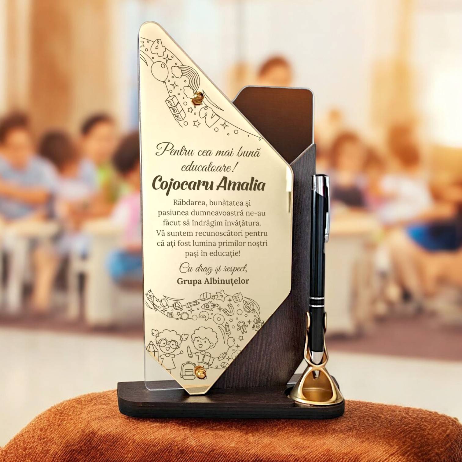 Trofeu personalizat gold cu pix – Pentru educatoare