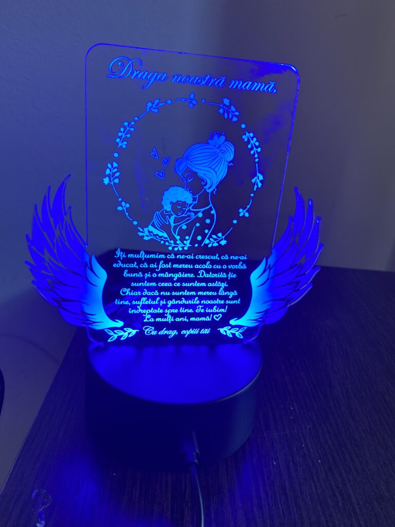 Fotografie reală cu „Cadou personalizat Trofeu LED - Pentru mama Model 1”, trimisă în recenzia #1173527