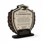 trofeu-personalizat-cadou-de-recunostinta-pentru-decan