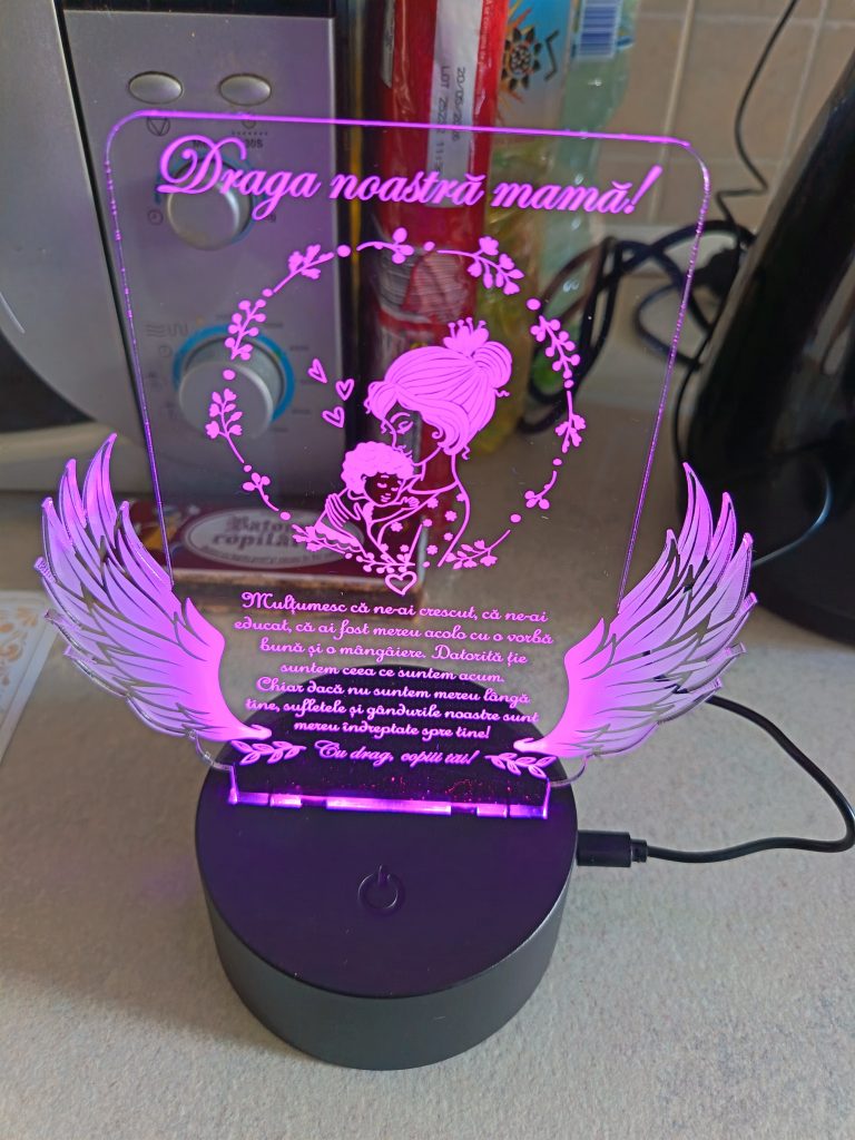 Fotografie reală cu „Cadou personalizat Trofeu LED - Pentru mama Model 1”, trimisă în recenzia #1267342