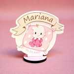 Mărturie botez personalizată din lemn cu fetiță pe pernuță și banner