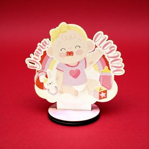 Mărturie botez personalizată din lemn cu bebeluș jucăuș – fetițe