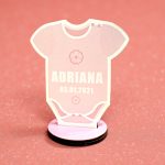 Mărturie botez personalizată din lemn în formă de body roz – fetițe