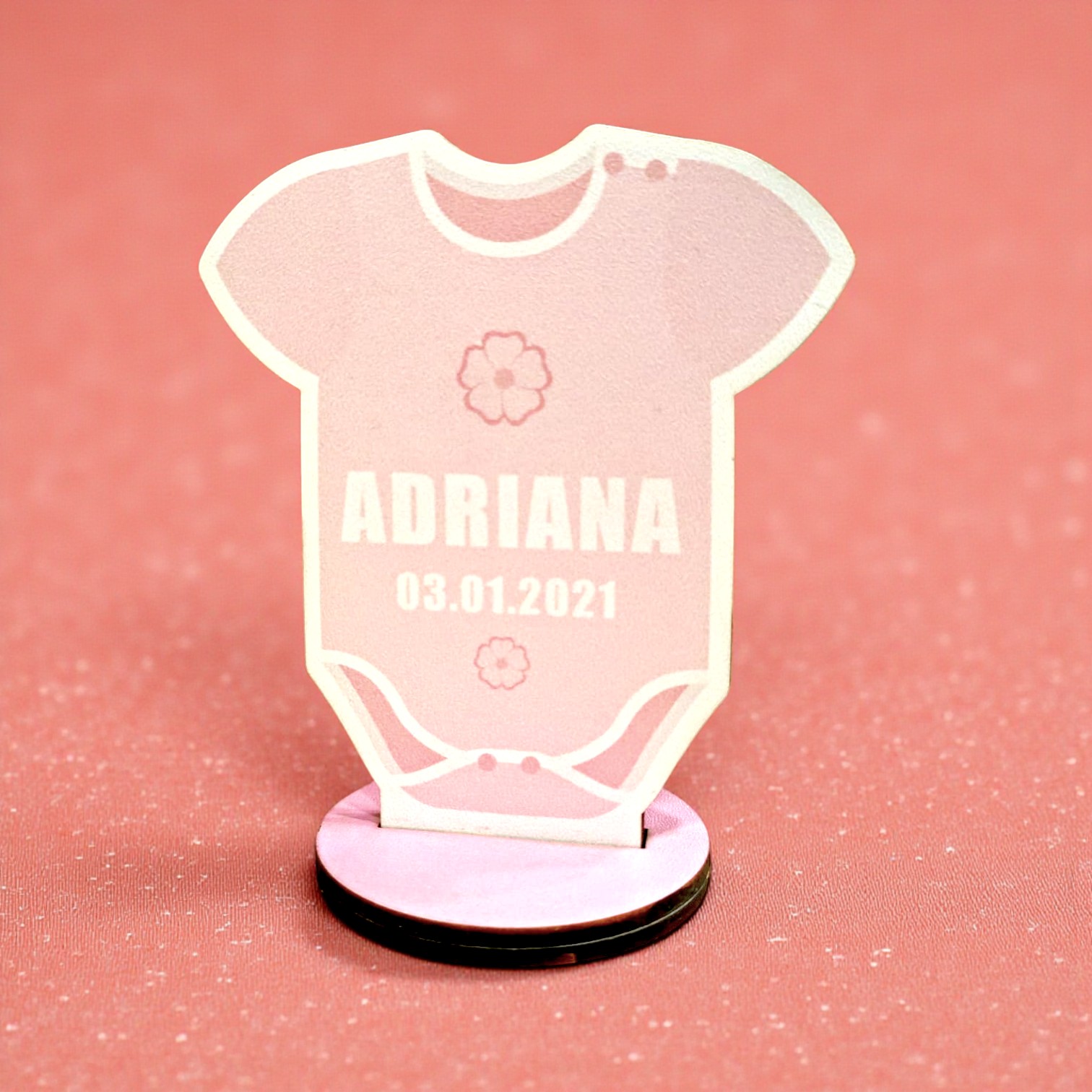 Mărturie botez personalizată din lemn în formă de body roz – fetițe