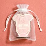 marturie-botez-personalizata-din-lemn-in-forma-de-body-roz-fetite