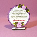 Martisor personalizat din lemn – La multi ani, draga mea! – model floral mov