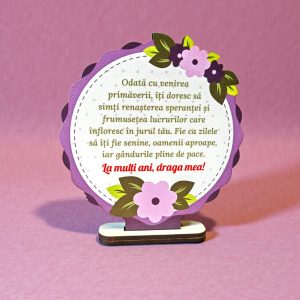 Martisor personalizat din lemn – La multi ani, draga mea! – model floral mov