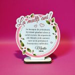 Martisor personalizat din lemn – La multi ani! Ganduri alese de primavara! – model floral roz cu inimi